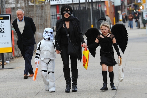  Kate Winslet and kids celebrate হ্যালোইন in the West Village