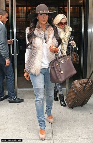  Kim out and about in New York, later spotted with Kourtney 10/29/10