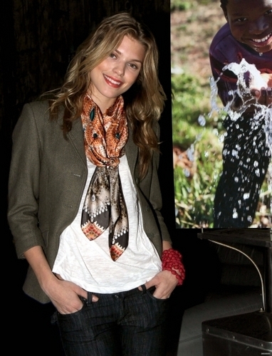  2010-11-02 Annalynne Mccord showed her support for 'The Thirst Project'