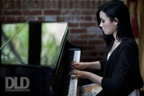 Demi Lovato - D Mai 2009 photoshoot