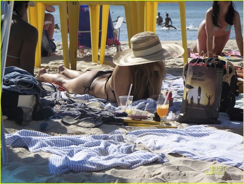  Fergie: Brazilian Bikini