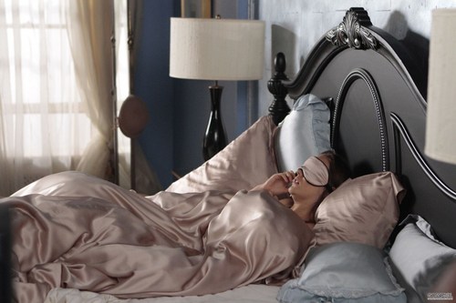  Gossip Girl 4x08 Juliet doesn't live here anymore - Chuck's hiding under the sheets XD
