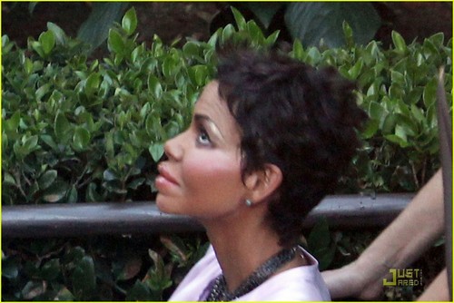  Halle Berry: Fake Face & Breasts for 'Truth oder Dare'