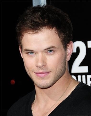  Kellan Lutz at the premiere of "127 hours" (3.11.10)