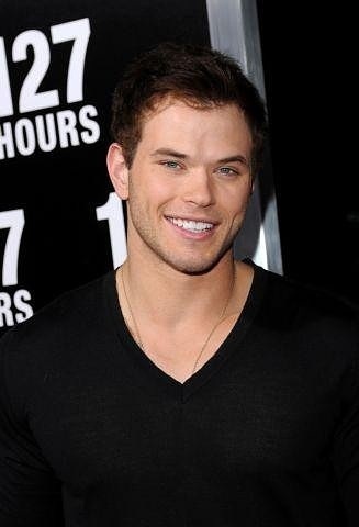  Kellan Lutz at the premiere of "127 hours" (3.11.10)
