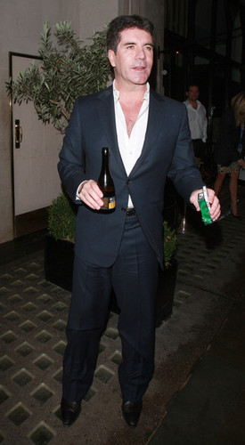  Simon Cowell Leaves Scott's Restaurant in Londra