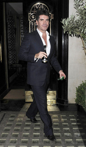  Simon Cowell Leaves Scott's Restaurant in लंडन