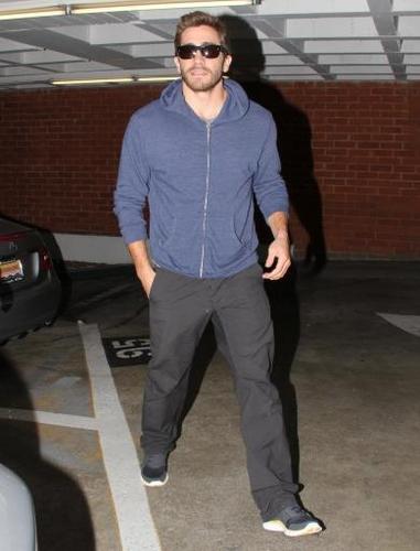  jake gyllenhaal leaves the doctor office 03 november 2010