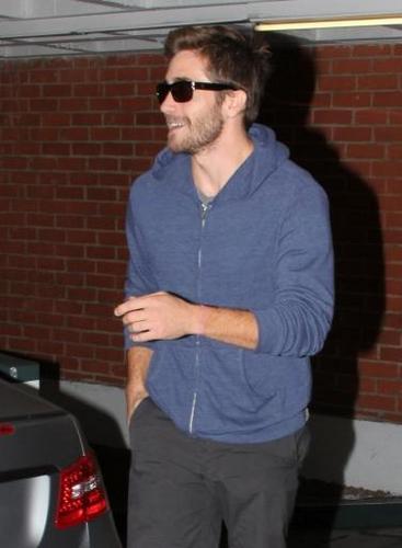  jake gyllenhaal leaves the doctor office 03 november 2010