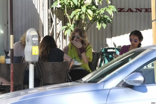  2010-11-09 AnnaLynne having lunch with her sister and फ्रेंड्स at Urth Cafe