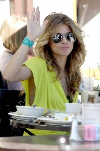  2010-11-09 AnnaLynne having lunch with her sister and फ्रेंड्स at Urth Cafe