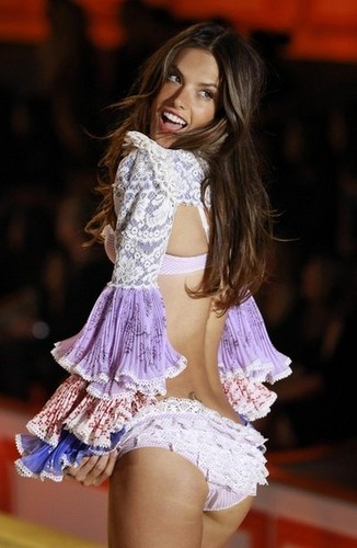  Alessandra Ambrosio - Victoria's Secret Fashion tampil 2010