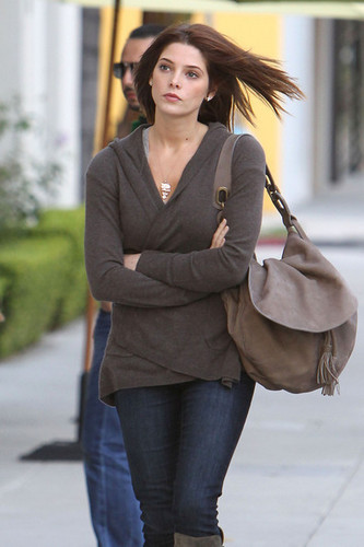  Ashley out in Beverly Hills [2010.11.09]