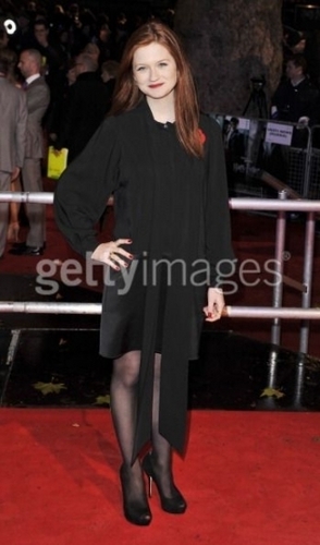  Bonnie Wright - Deathly Hallows: Part 1 london Premiere (11/11/2010) red carpet