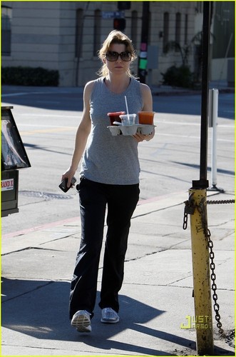  Ellen Pompeo Takes ホーム ジュース For Two