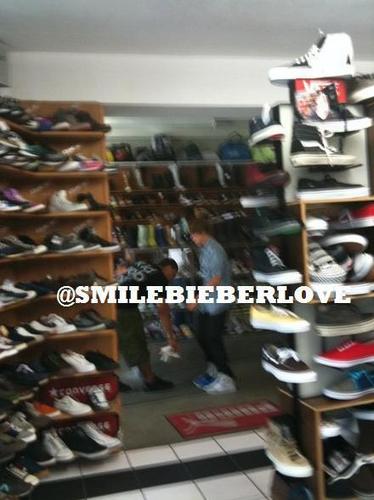  Exclusive pic:Justin Bieber is shoe دکان