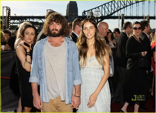  Isabel Lucas & Angus Stone: Holding Hands in Sydney!