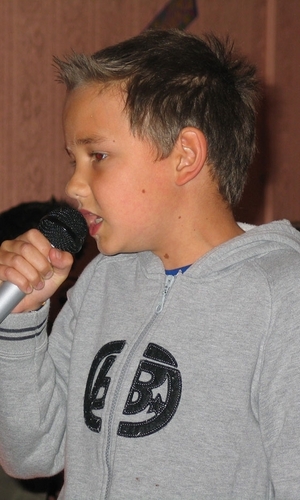  Liam গান গাওয়া When He Was Younger :) x