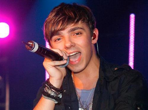  Nathan singing his hart-, hart out :) x