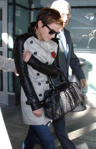  Emma arrived at KFC airport in NYC
