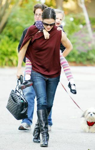  Jen Running Errands in Beverly Hills 11/9/10