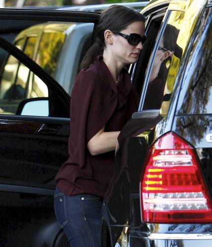  Jen Running Errands in Beverly Hills 11/9/10