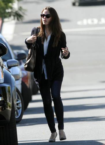  Jen out and about in Venice, CA 11/15/10