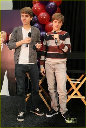  más Dylan and Cole Pics at MOM Event!!