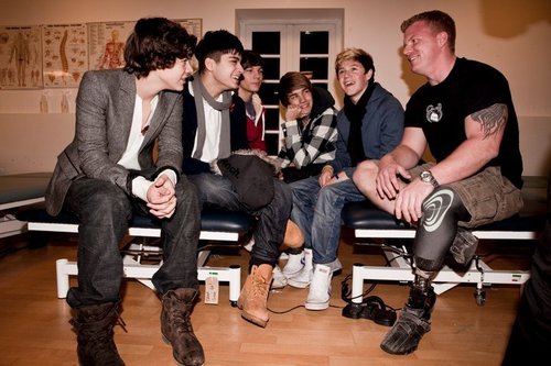  1 Direction Visiting Headley Court Military Rehabilitation Centre In Aid Of Help For Герои :) x