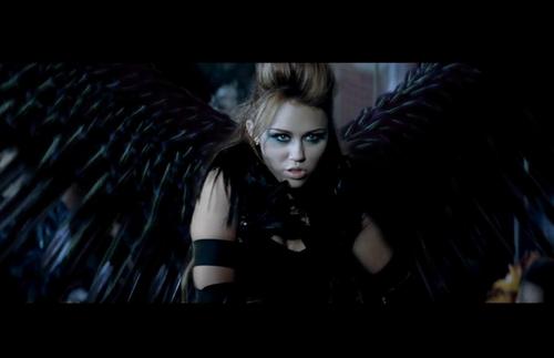  Can't Be Tamed 音乐 video