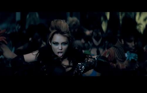  Can't Be Tamed música video
