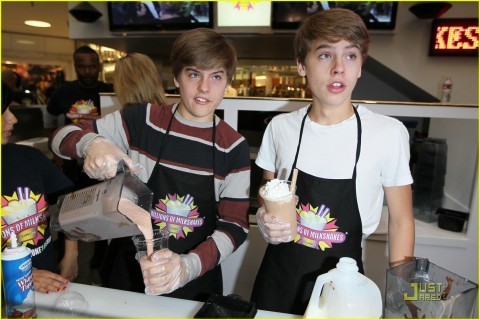  Dylan and Cole مزید Pics At Million Of Shakes!!