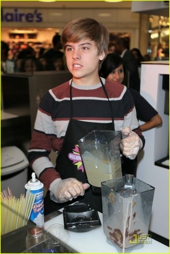  Dylan and Cole もっと見る Pics At Million Of Shakes!!