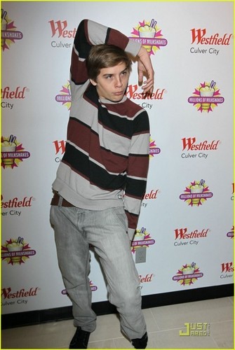  Dylan and Cole thêm Pics At Million Of Shakes!!