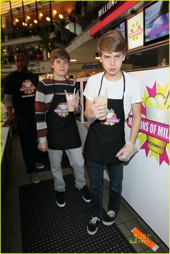  Dylan and Cole еще Pics At Million Of Shakes!!