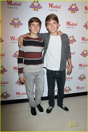  Dylan and Cole 더 많이 Pics At Million Of Shakes!!