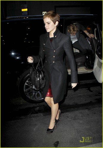  Emma arriving at David Letterman onyesha , 15.11.2010