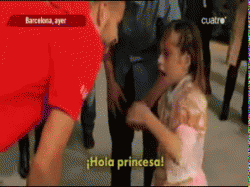  Gerard Piqué embrace small girl !