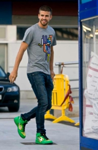  Gerard Piqué green shoes