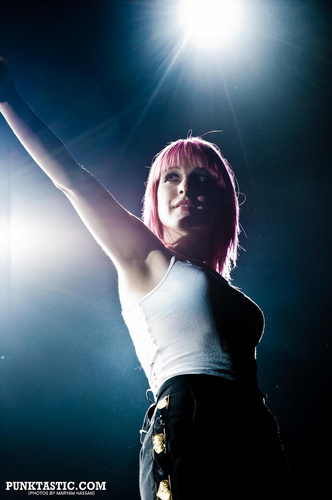  Paramore - 15.11. 2010 - London O2 Arena