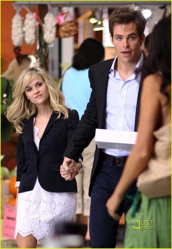  Reese Witherspoon & Chris Pine: Holding Hands on Set!