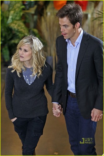  Reese Witherspoon & Chris Pine: Holding Hands on Set!