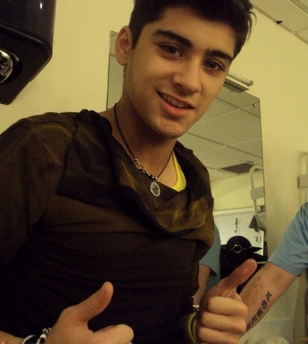  Sizzling Hot Zayn Behind The Scenes Giving The Thumbs Up :) x