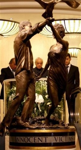  Statue of Dodi Fayed and Princess Diana