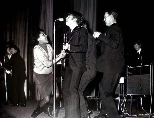  The Beatles and a crazy tagahanga