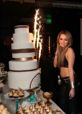  21.11.10 Anniversaire de Miley Cyrus, 18 ans