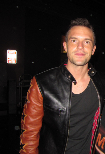  Brandon wearing leather jaqueta