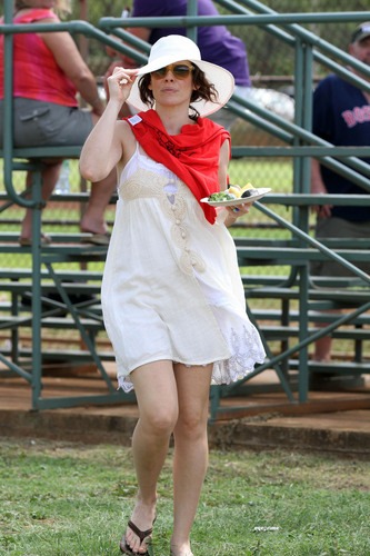  Evangeline Lilly at a Softball Game in Hawaii 22.11.2010