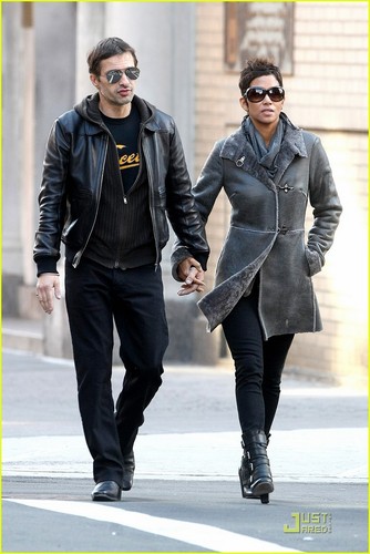  Halle Berry & Olivier Martinez: Smiley Stroll in NYC