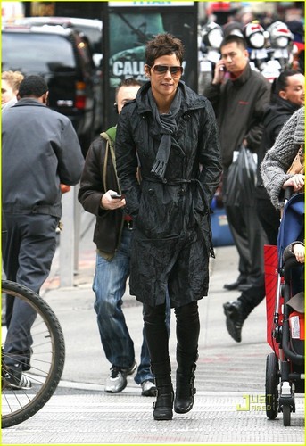  Halle Berry: Out with a Friend in Midtown Manhattan!